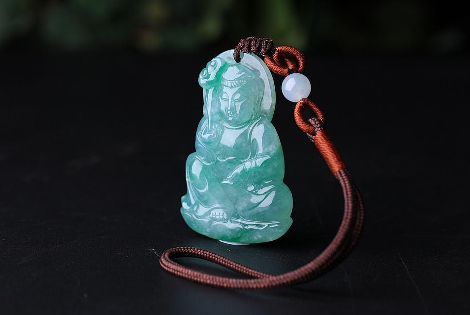 翡翠|假如要买翡翠,要关注哪一个地方呢?这两个方面哪者更为重要?