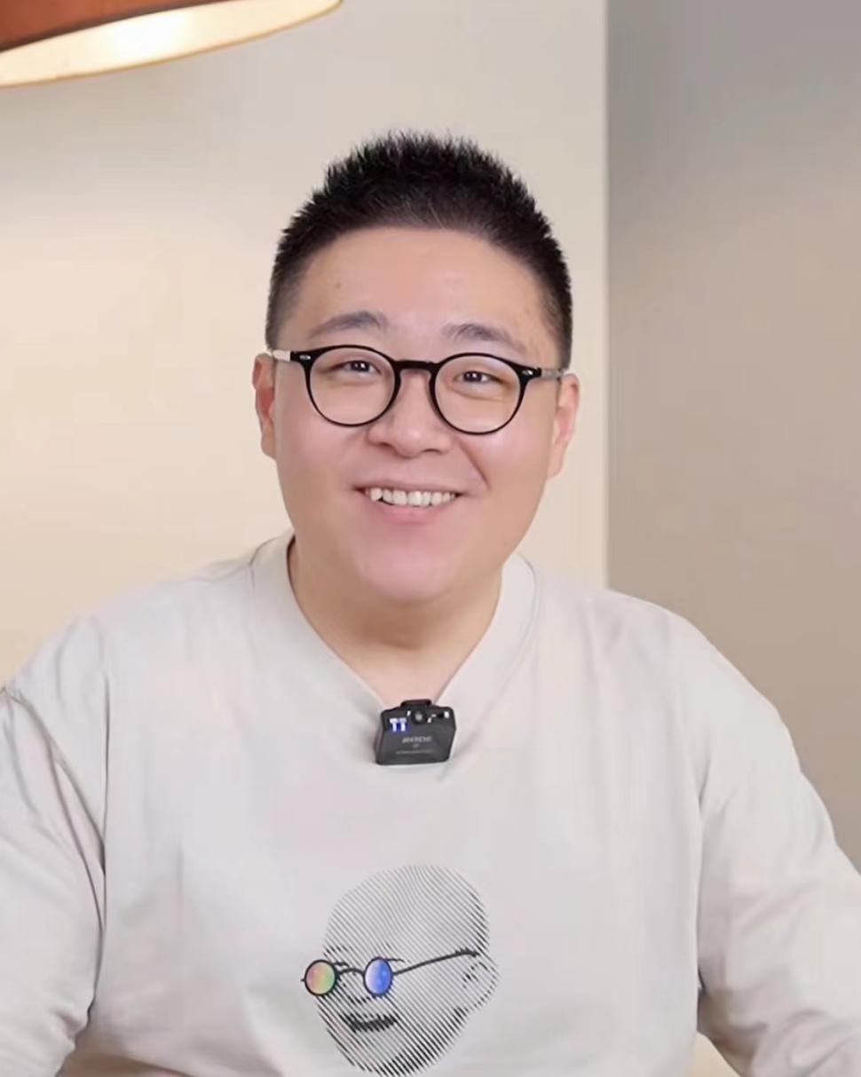 李立群|李立群父子豪宅聚会，郝邵文携新婚妻子拜访，几人聊直播相谈甚欢