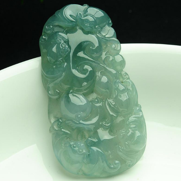 雕刻|被人们讨厌的蝙蝠，是翡翠雕刻的也认题材，备受人们喜爱