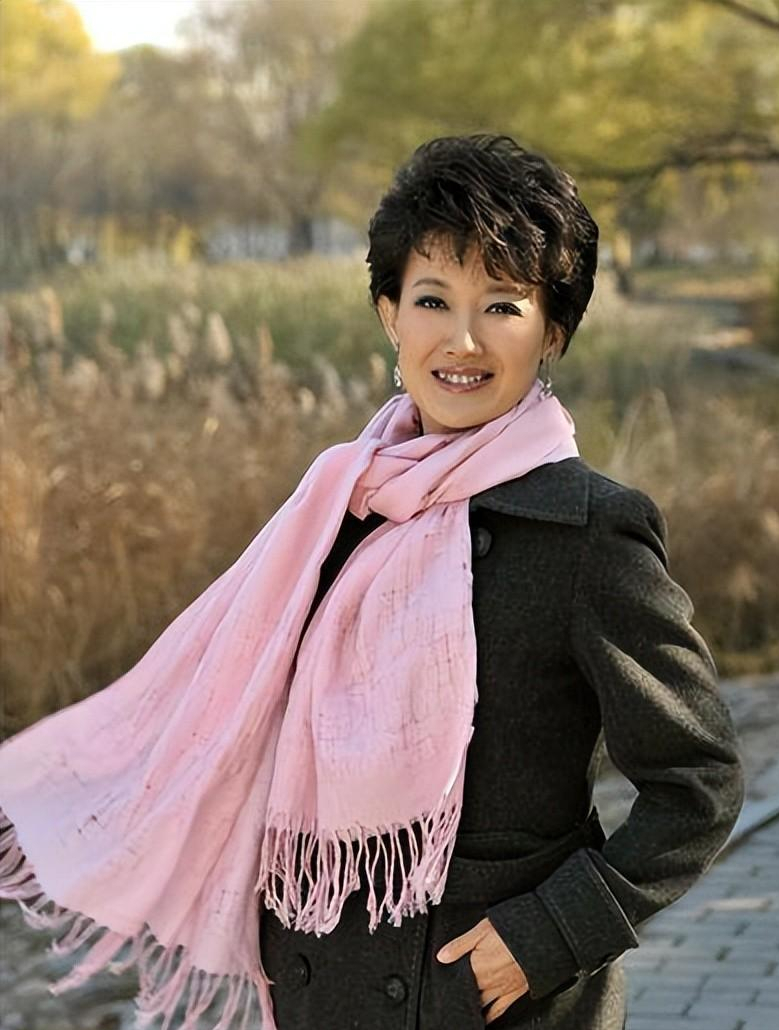 梁艳|梁艳与董卿齐名，才华横溢，20多年不忘初心