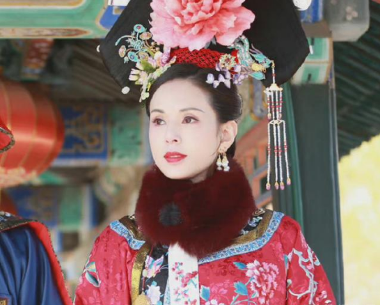 藤原纪香|“冻龄女神”李若彤，穿着朝服露脸，55岁的她一点都没变