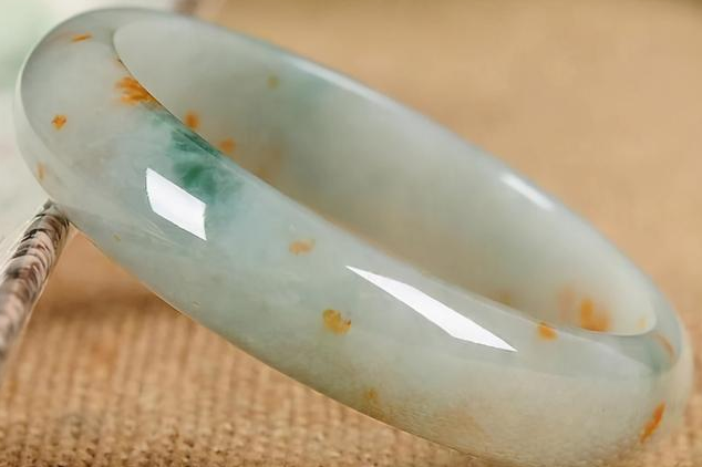 翡翠|洒金翡翠是怎样形成的？洒金的效果为何会像锈？是不是瑕疵？