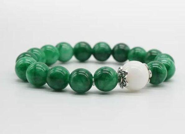 翡翠|用翡翠制作的手串，珠子颗数不同，代表的含义也就不同
