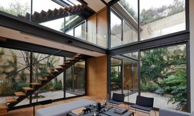 现在流行在室外也留个楼梯了！连通二楼露台，入户双动线，挺方便