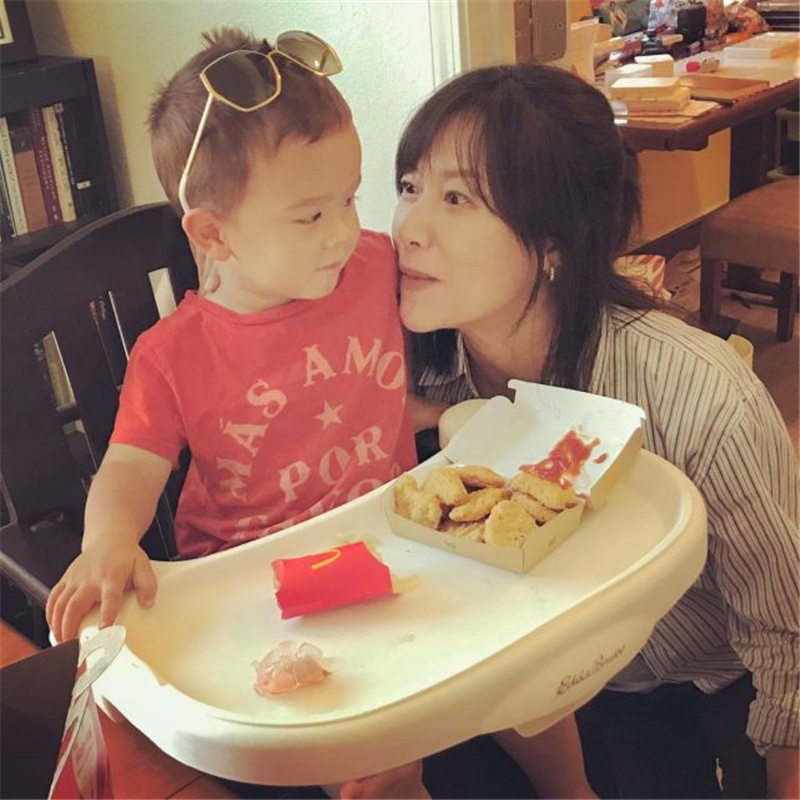 徐静蕾|徐静蕾晒出全家在国外的聚餐照，氛围很温馨，网友：怎么不喝茅台