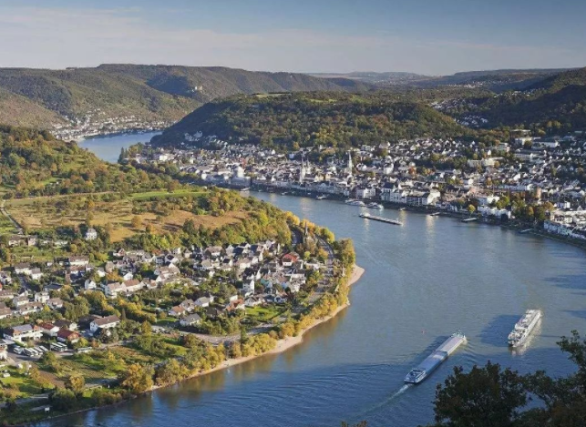 莱茵河|莱茵河的上游，还保存着它原始的风貌，是理想的消暑旅游胜地
