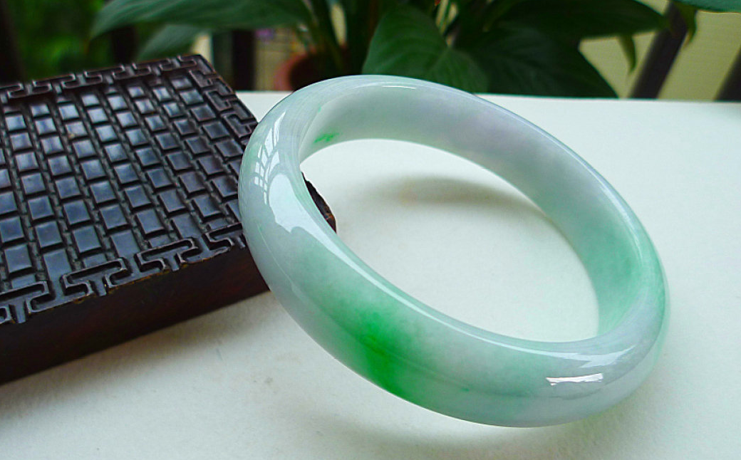 翡翠|翡翠是否要加以修饰呢?哪一类的翡翠更好?素身和雕花的区别