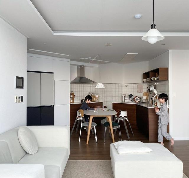 入住3年,别人家已经大变样,她家依然干净得像样板间,一尘不染