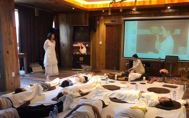 交易|哄睡师事件回顾，线上发布信息，线下提供服务，部分人员月薪3万