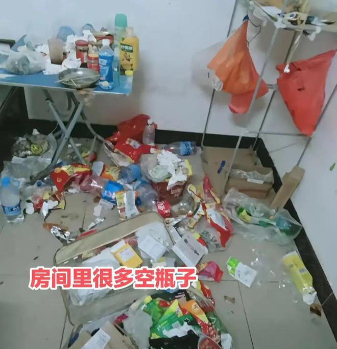 男租客拖欠房租后,女房东打开房门怒了:很生气,真的要曝光你