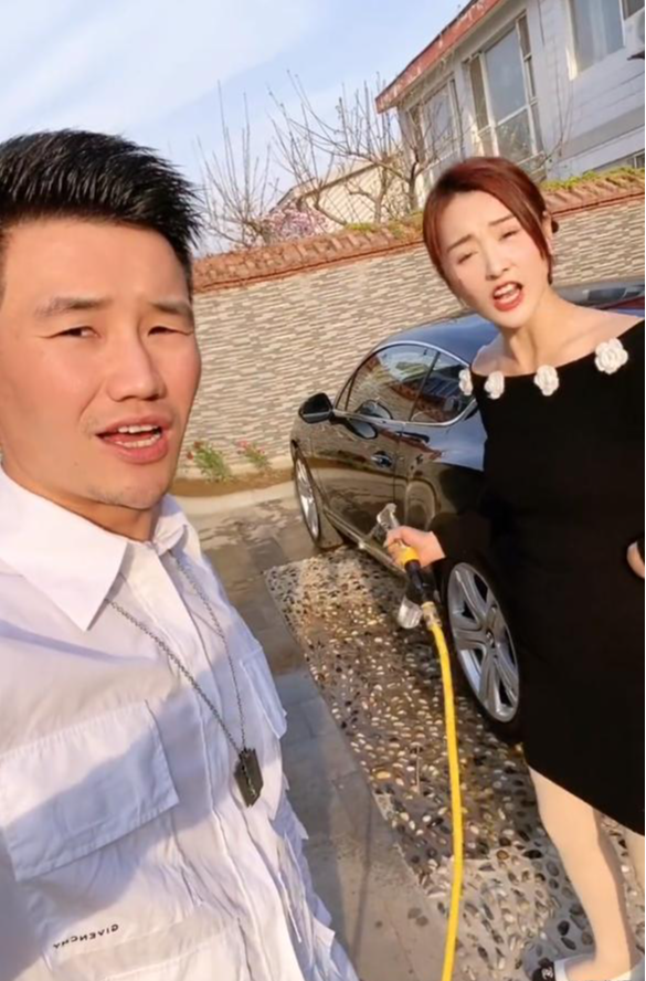 谢孟伟|嘎子哥谢孟伟：年少不更事，夫妻撒狗粮现场老婆竟穿“黑裙子配小白花”