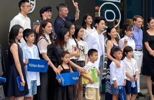 谭卓|董洁、董璇、关悦、谭卓带娃参加活动,无滤镜下的容貌太真实了