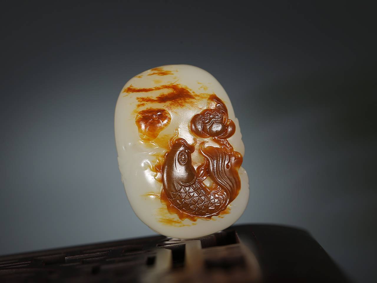 玉雕|佰匞推荐 红皮白肉独籽料挂件 俏色巧雕 连年有余 玉雕大师黄杨洪施造