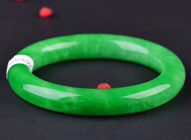 翡翠手镯|翡翠手镯能用开水烫吗?这样可以清洁消毒吗?一定不要这么做