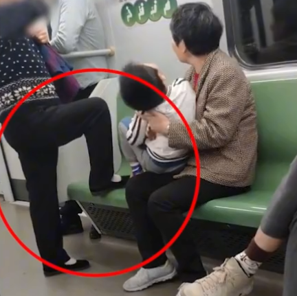 男子双脚搭高铁窗户放声高歌