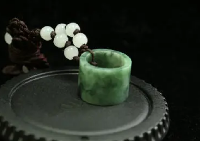 翡翠|花青种翡翠石常见的品种,属于一种中档产品,价值并不算高