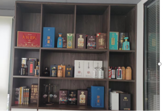 湖北|湖北富商晒酒柜，没有“茅五剑”全是“杂牌货”，网友“外行人”