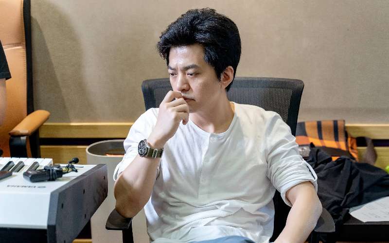 李健|王菲是李健的伯乐，用一曲传奇捧红了李健却给自己找了一堆债务！