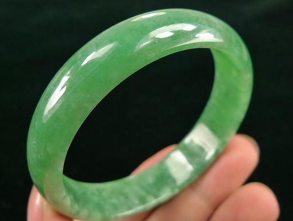 钱币博物馆|古代的翡翠手镯,和现在的翡翠手镯,有什么最根本上的差别