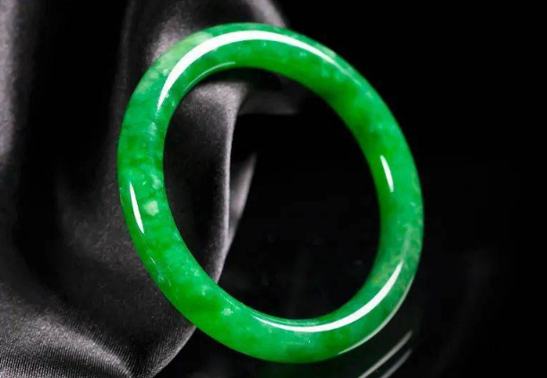 雕刻|没有翡翠饰品的话，说明你思想落后了，还不准备购买吗？