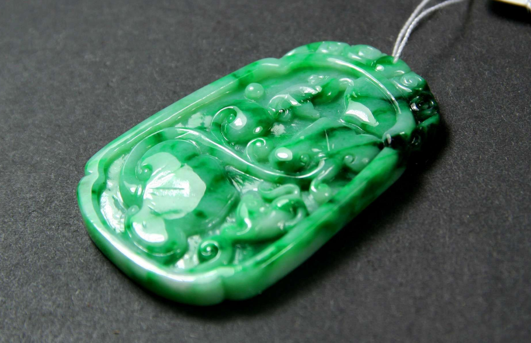 翡翠|什么才是翡翠的瑕疵？黑点和色根算吗？这样的翡翠能买吗？