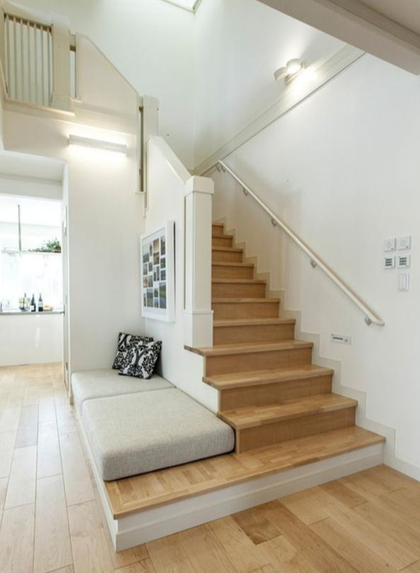 还属他家会装，楼梯下面专门掏个卡座，长2米2在这睡觉都行！