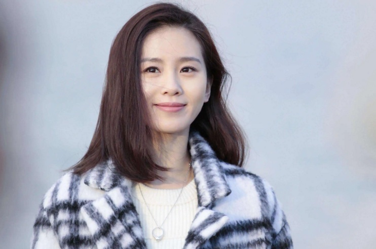 赵丽颖|?赵丽颖与刘诗诗太相似了，两人一起开公司？85后小花有这样的合作真不易