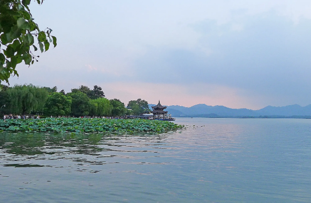 |西湖朦朦细雨，路上游客寥寥几人，山峰若隐若现是美得窒息
