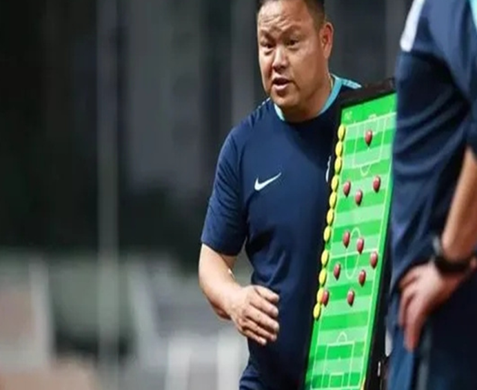 |谢育新，中国足坛优秀前锋，取得好成绩是因为有一个好老婆