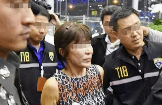 64岁大妈同时包养多名小鲜肉,一个月给上万生活费,谎称自己仅35岁