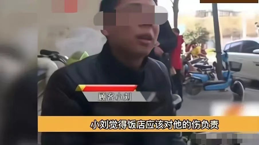 男子占4个位置不点菜老板娘询问被骂,店主为妻子出头后遭索赔
