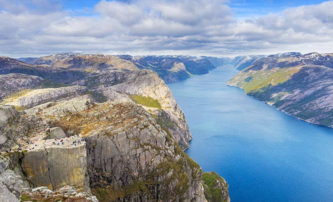 旅游业|挪威旅游业发达，优美的自然环境，吸引着大批的游客前来观光游览
