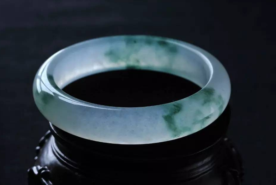 翡翠手镯|小小的一条圆环,却有如此昂贵的价格,翡翠手镯的珍贵之处