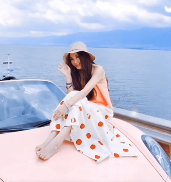 温碧霞|55岁温碧霞光脚坐跑车车盖上!胳膊纤细皮肤白皙,撩发扮嫩被吐槽