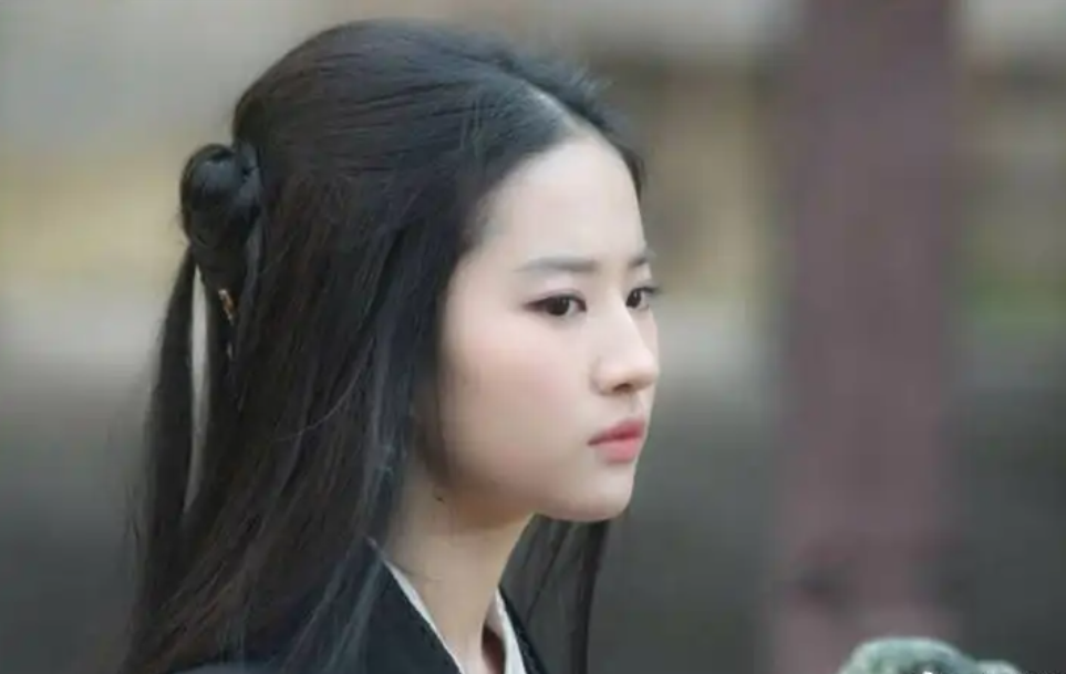 刘亦菲|刘亦菲遭遇的事，也曾是赫本所遭遇的，她能渡过难关，全靠自己的修养