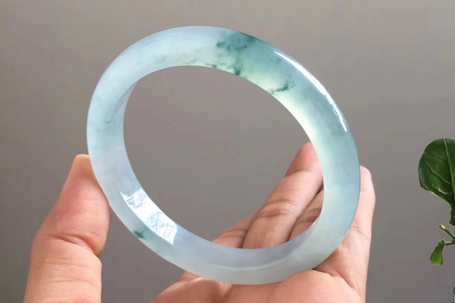 翡翠手镯|翡翠手镯越昂贵越好吗?怎么买翡翠手镯呢?这样的才更适合我们