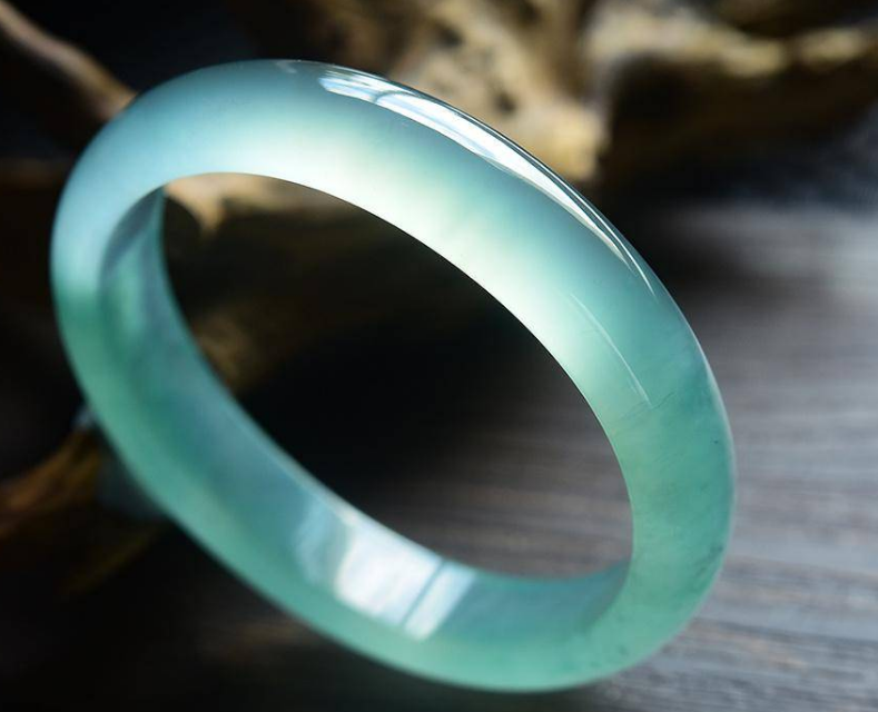 翡翠手镯|普通人选翡翠手镯，最重要的是看预算，然后是适合的尺寸