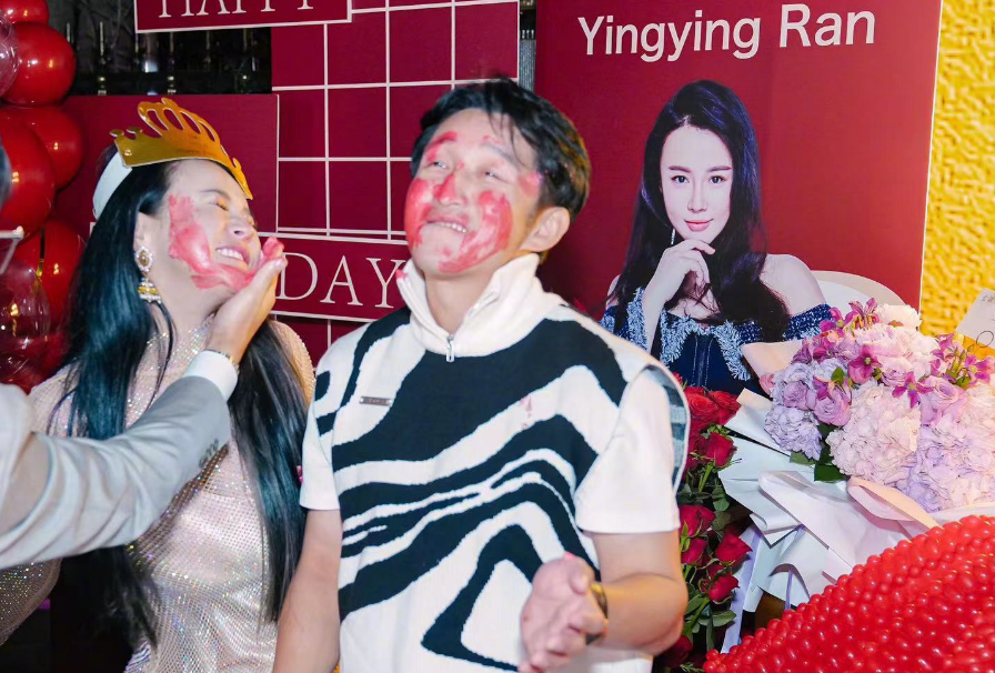 冉莹颖|央视主持冉莹颖穿黑丝打球!长腿纤细身材火辣,动作利落又霸气