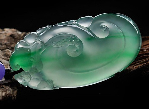 穿衣搭配 穿衣过于低调没关系，搭配一个翡翠玉器，马上提升自身气质