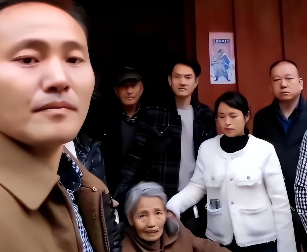 胡鑫宇事件后续：找到两副手套，还有一个钥匙链