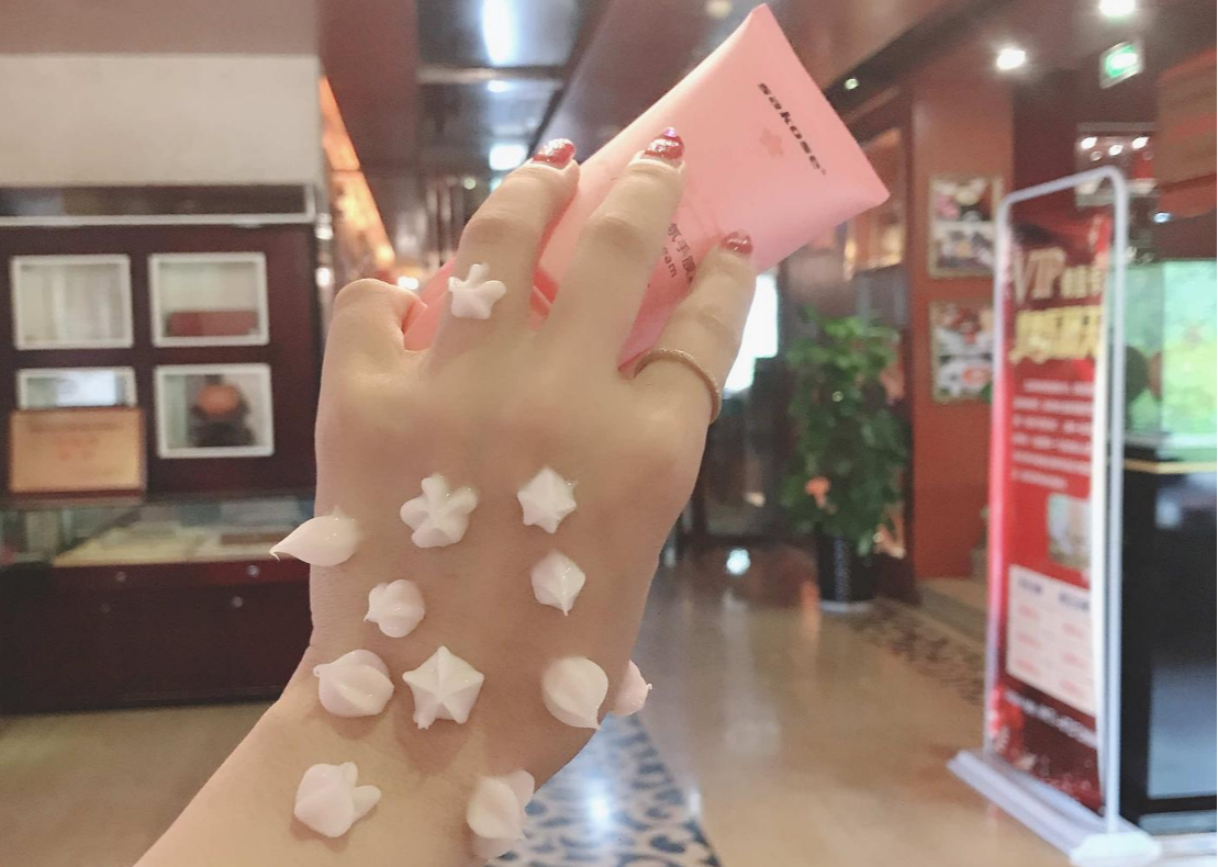 护手霜 “长期涂护手霜”和“压根不用护手霜”，五年后手部肌肤差别真大。