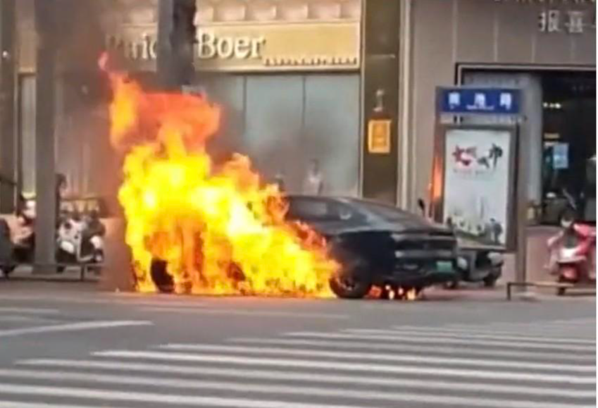 比亚迪街边自燃,车主:刚从地下车库开出,并无暴晒和碰撞