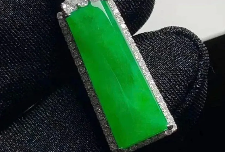 翡翠|翡翠入门知识讲解,翡翠发黄是因为变种吗?是否可以挽救呢?