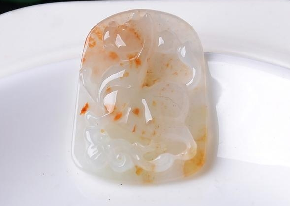 翡翠|翡翠上的缺陷也会受人喜爱,翡翠上有了这些缺陷,价值会翻倍