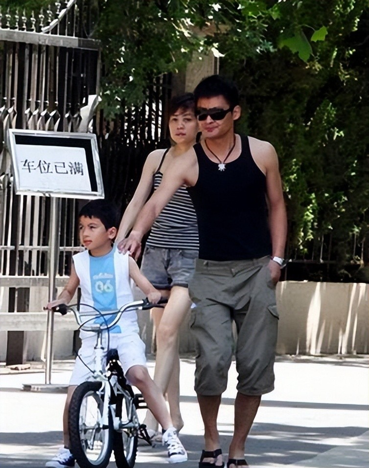 景岗山|55岁的景岗山，老态憔悴，喝酒成瘾与发妻离婚，现任妻子大气漂亮