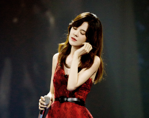 郁可唯|郁可唯:出道多年不温不火,因唱错词走红网络,救场方式让人服气