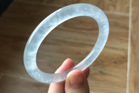 翡翠|翡翠种类众多,雪花棉翡翠受争议,看如今的市场价值。