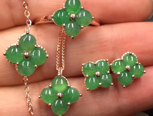 翡翠|打蜡与浸蜡之间的区别，注意区分，不同的蜡对于翡翠的影响不同