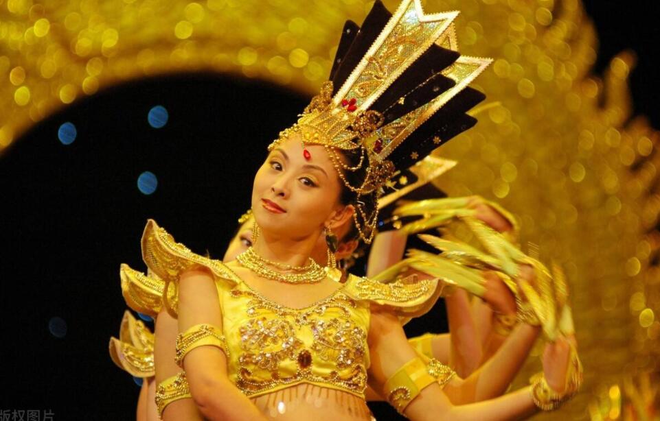 邰丽华|因幼年失聪而自卑，凭借春晚舞台被观众记住，网友：一个正能量的中国传奇人物！