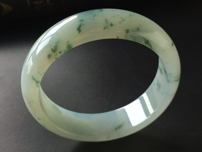 翡翠|冰糯飘花手镯是什么样的？价格是否昂贵呢？看完你就清楚了